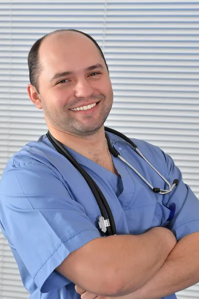 Mavi üniformalı bir doktor portresi — Stockfoto