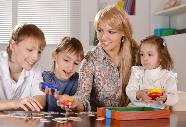 Neşeli çocuklu aile — Stok fotoğraf