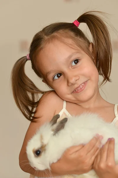 Fille avec un lapin — Photo