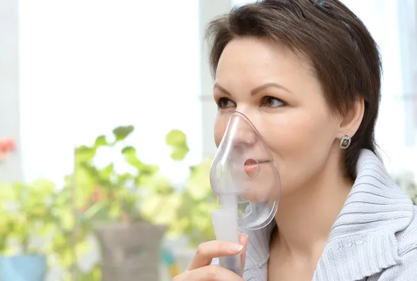 Mujer haciendo inhalación —  Fotos de Stock