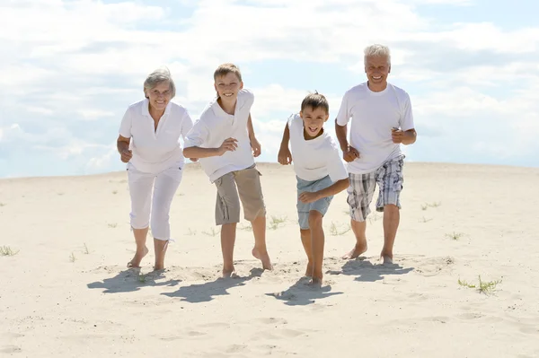 Jongens met zijn grootouders — Stockfoto