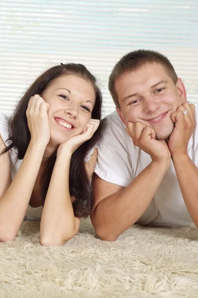 Des jeunes amusants à la maison — Photo