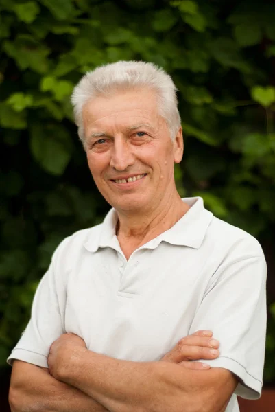 Elderly man in nature — Stock Photo, Image