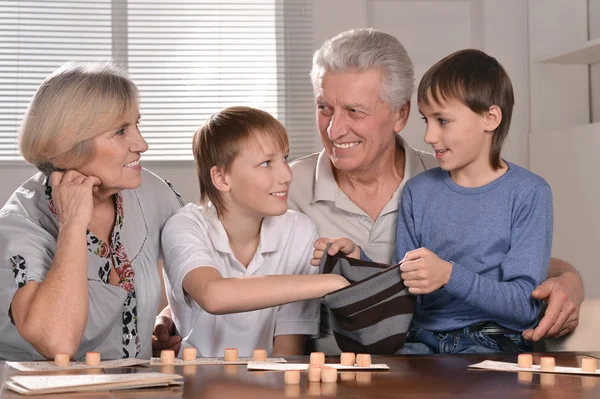 Lycklig familj på en lotto — Stockfoto