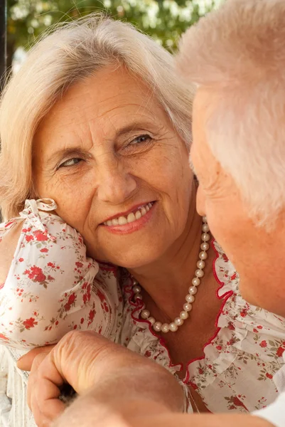 Feliz pareja de ancianos —  Fotos de Stock