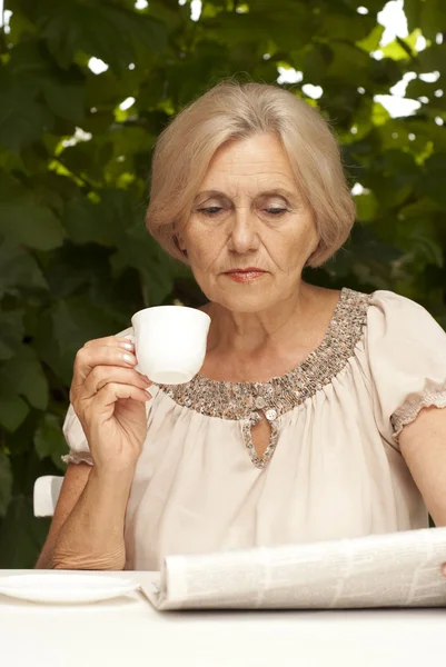 Atractiva mujer mayor sentada en la terraza — Foto de Stock