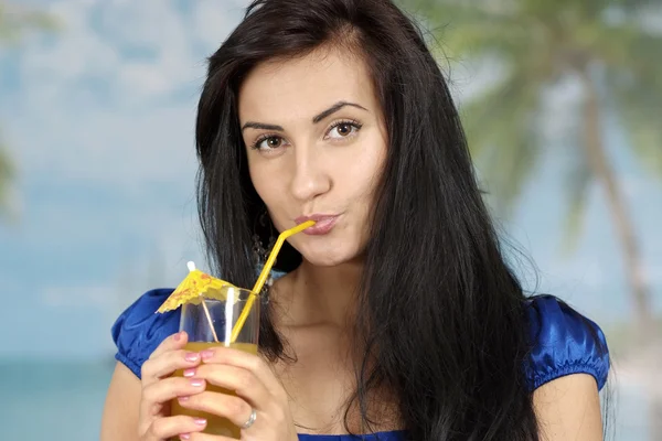 Mulher com suco em um azul — Fotografia de Stock