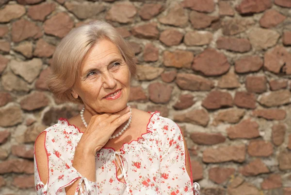 Cute elderly woman in the city — Stock Photo, Image