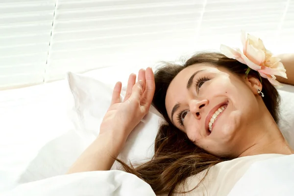 Good Caucasian female lying in bed — Stock Photo, Image