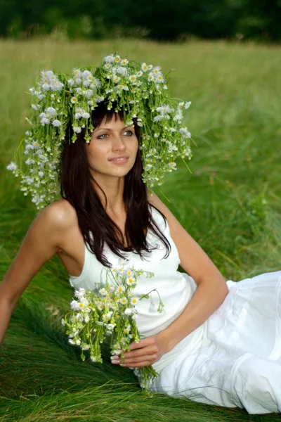 Adorable jeune fille avec une expression douce sur le visage — Photo