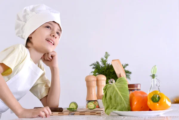 Jongen bereidt een schotel — Stockfoto