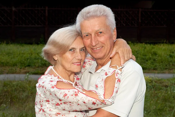 Csinos idős házaspár a kertben — Stock Fotó