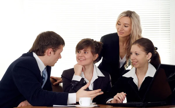 Empresários belos para discutir questões atuais — Fotografia de Stock