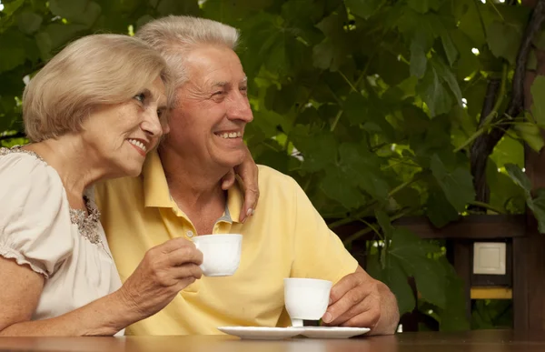 Pareja mayor guapa sentada en la terraza — Foto de Stock