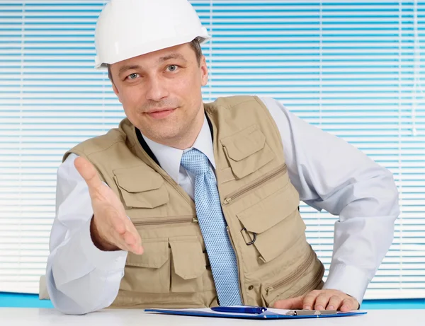 Prachtig man aan het werk in de bouw helm — Stockfoto