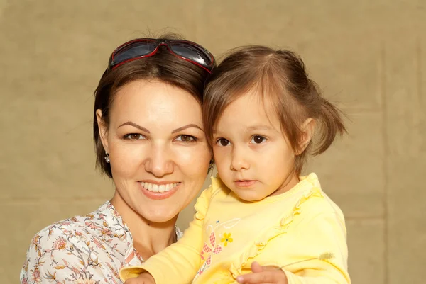 Nette Mutter und Tochter auf der Straße — Stockfoto