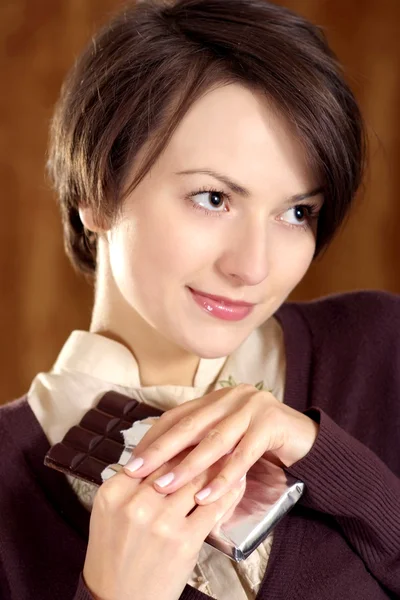 Vrouw met een chocolade — Stockfoto