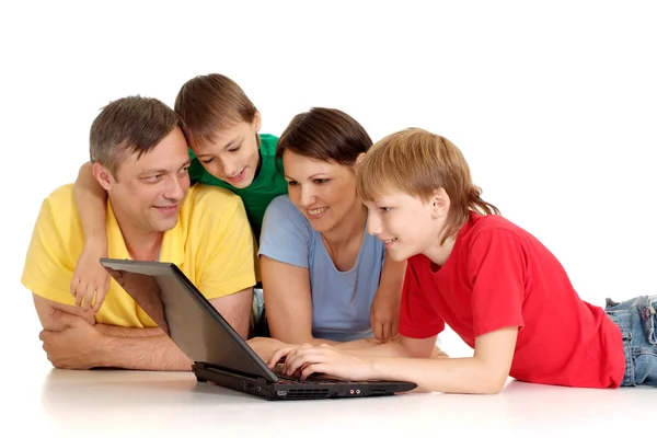 Vacker familj i ljusa t-shirts — Stockfoto