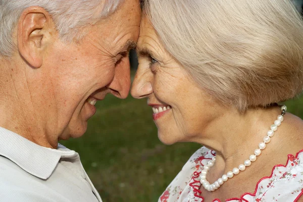 Smiling elderly couple in the garden — Stock Photo, Image