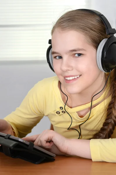 Girl using tablet — Stock Photo, Image