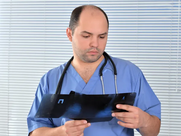 Retrato de um médico de uniforme azul — Fotografia de Stock