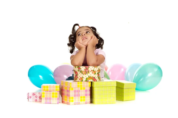 Giovane ragazza con palloncini e regali su sfondo bianco — Foto Stock