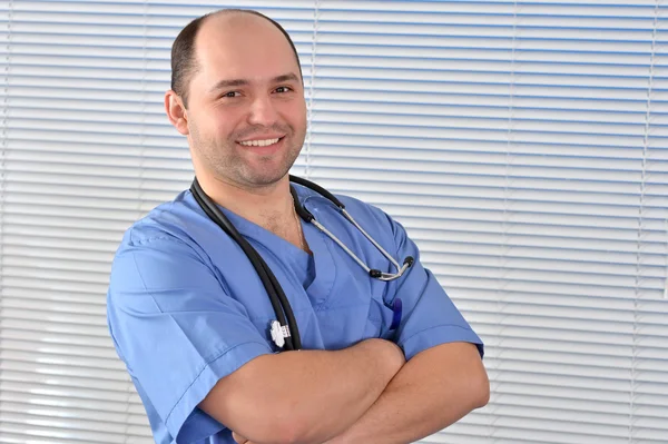 Mavi üniformalı bir doktor portresi — Stok fotoğraf