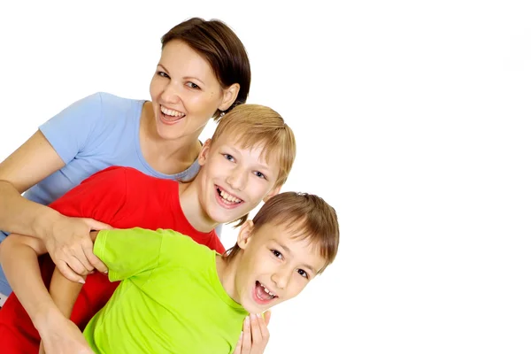 Família bonita em camisetas brilhantes — Fotografia de Stock