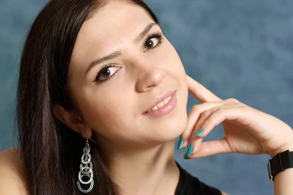 Menina agradável posando em um azul — Fotografia de Stock