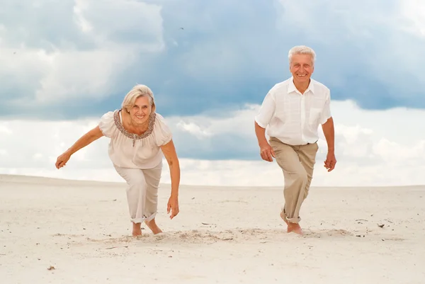 Glückliche Familie ging spazieren — Stockfoto