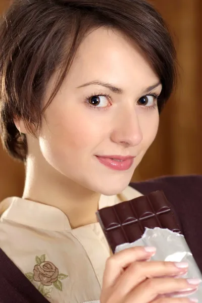 Donna con un cioccolato — Foto Stock