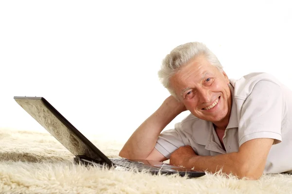 Yaşlı bir adam evde rahatlatıcı — Stok fotoğraf