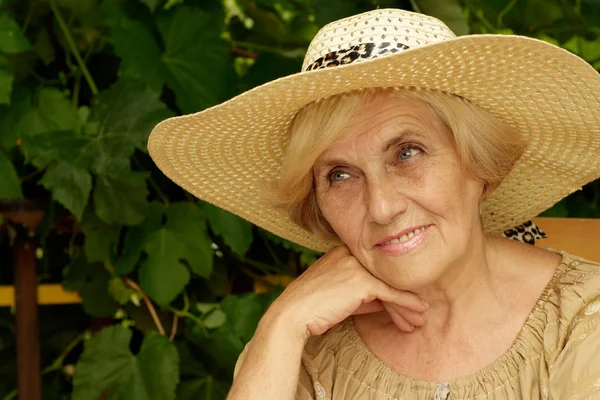 Leuke vrouw zitten op de veranda — Stockfoto