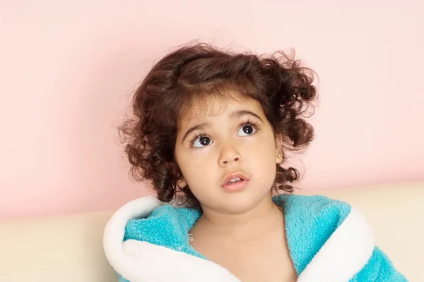 Petit bébé amusant se reposant à la maison — Photo