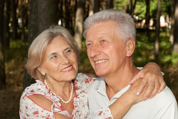 Magnífica pareja de ancianos en el bosque —  Fotos de Stock