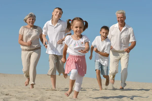 Glad familj kör — Stockfoto