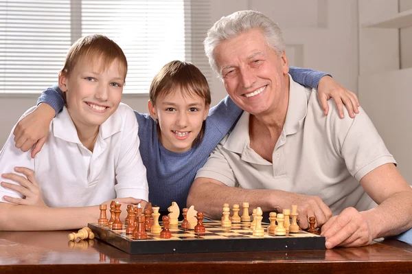 Gelukkige familie op een Schaken — Stockfoto