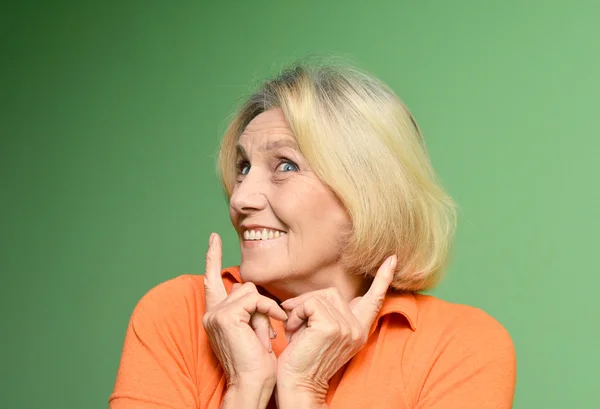 Nice woman posing on a green — Stock Photo, Image