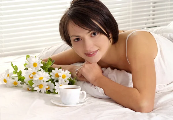 Hermosa mujer acostada en la cama —  Fotos de Stock