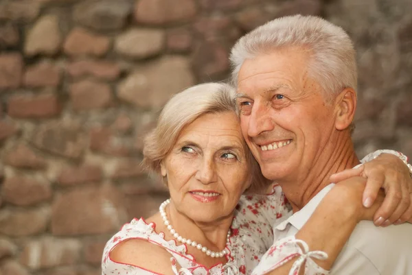 Miel pareja de ancianos en la ciudad — Foto de Stock