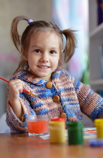 Little girl draws paint — Stock Photo, Image