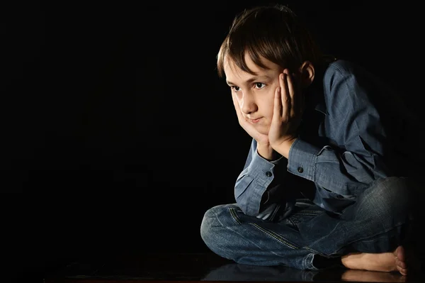 Melancholischer kleiner Junge — Stockfoto