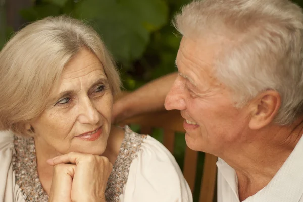 Couple âgé sympotique assis sur la véranda — Photo