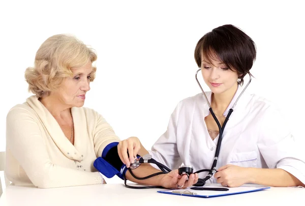 Femme mûre et jeune médecin — Photo