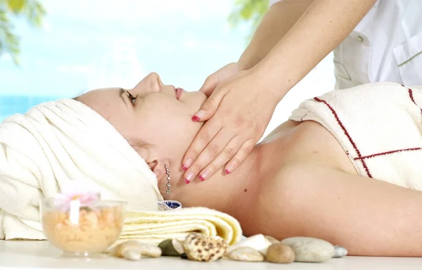 Hermosa mujer descansa en el spa — Foto de Stock