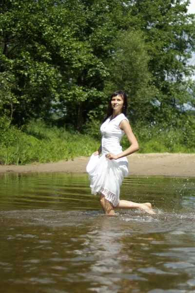 Affascinante ragazza all'aperto — Foto Stock