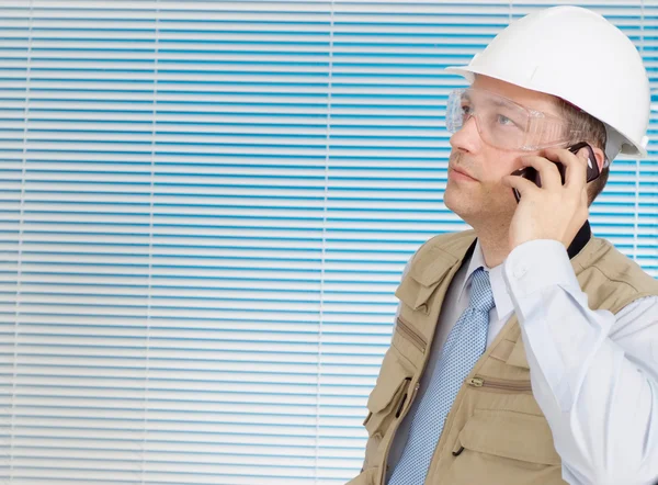 Pensivo masculino trabalhando no capacete de construção — Fotografia de Stock