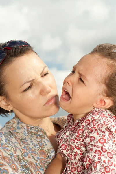 Mooie jonge moeder met kind — Stockfoto