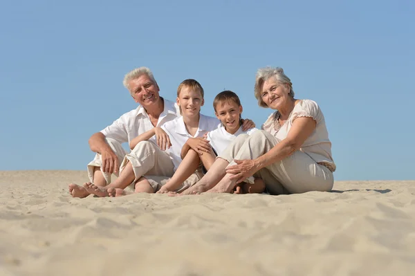 Lycklig familj avkopplande — Stockfoto