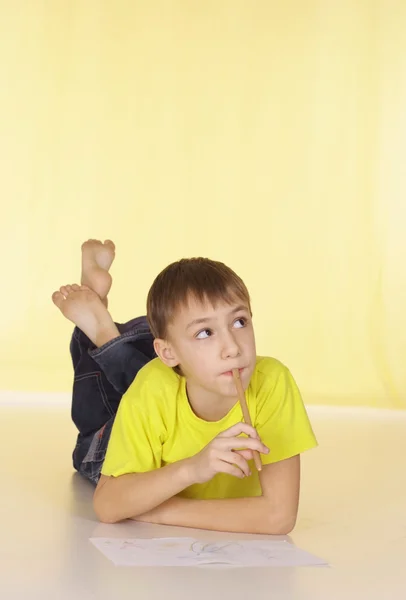 Großer Junge im gelben T-Shirt — Stockfoto